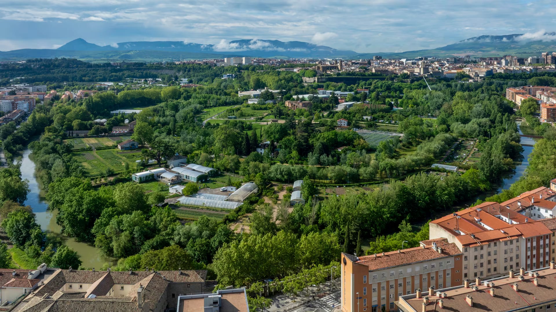 Guía de piscinas y complejos deportivos en Pamplona 2026