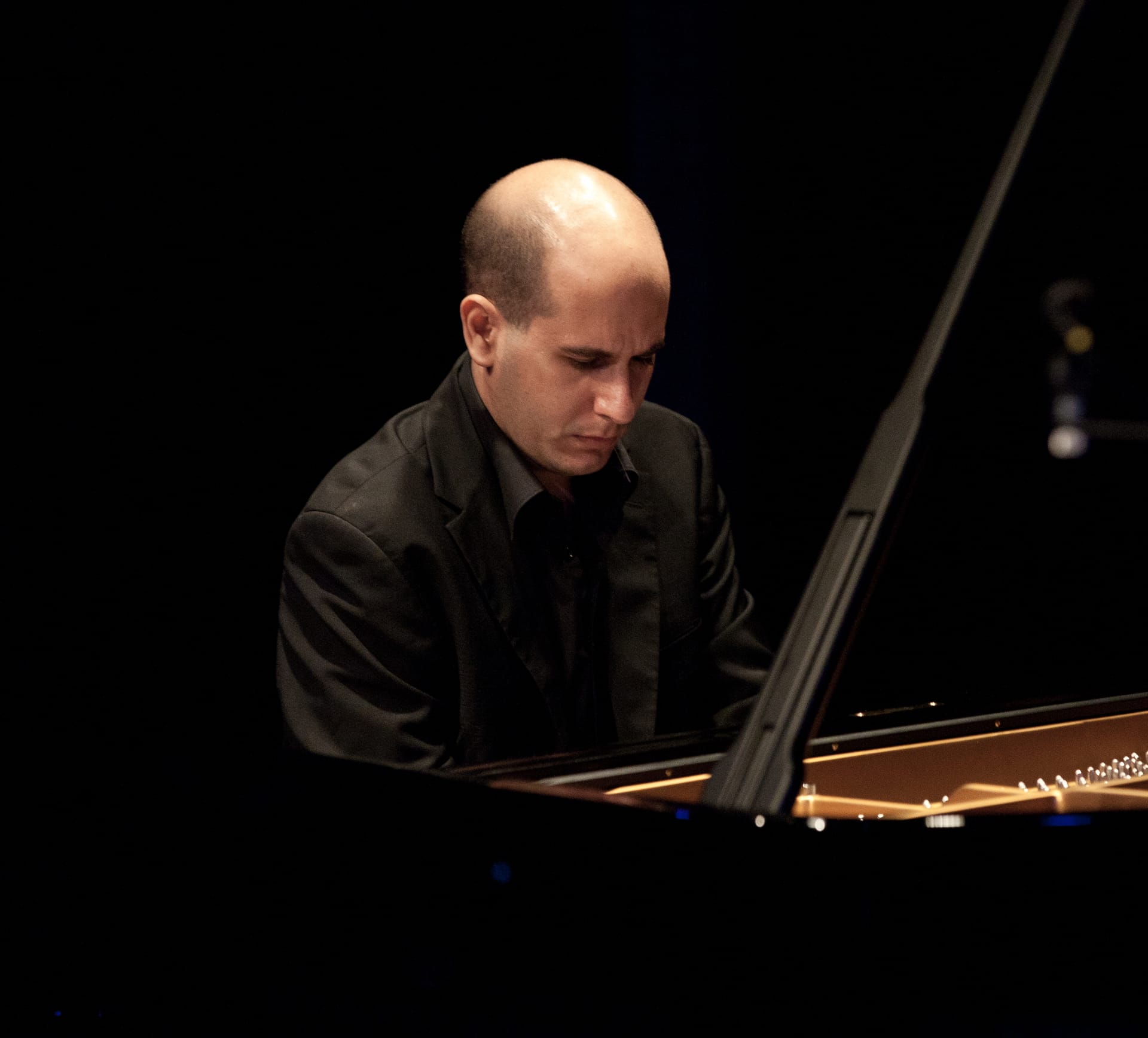 Takemitsu, Posadas, Saunders, Pauset, Berio