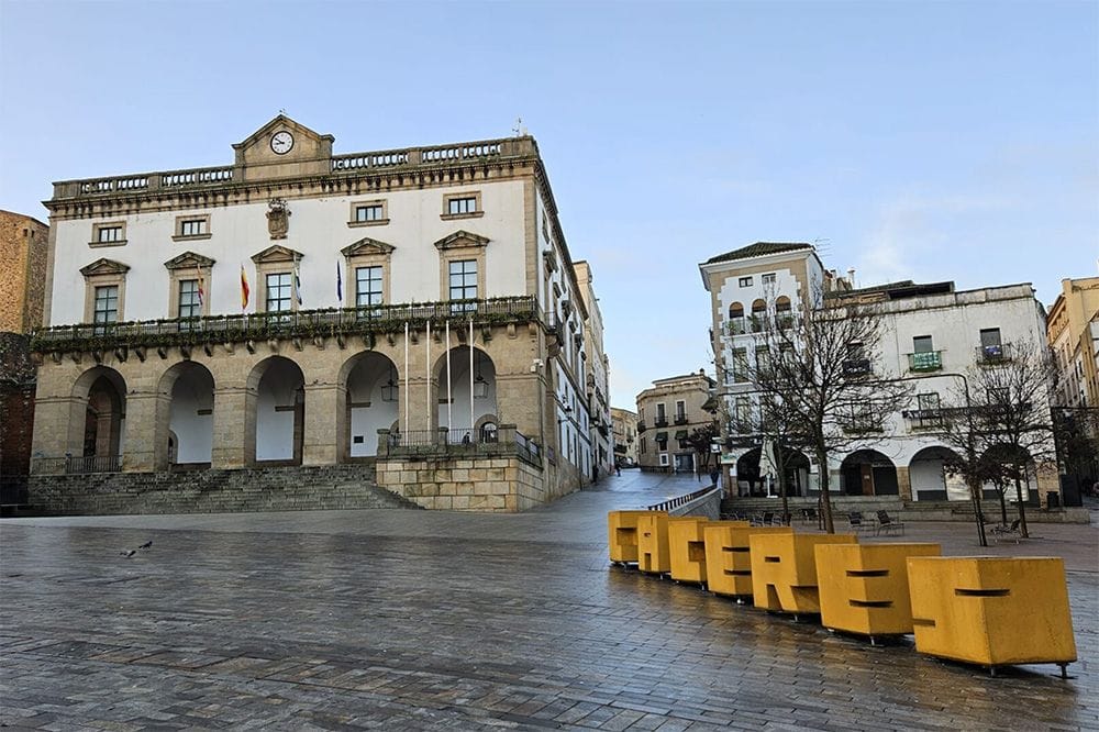 El folklore internacional y nacional llena la Plaza Mayor