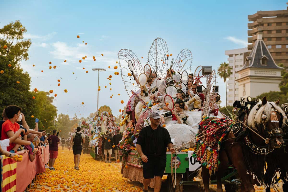 La Batalla de Flores llenó Valencia de clavelones