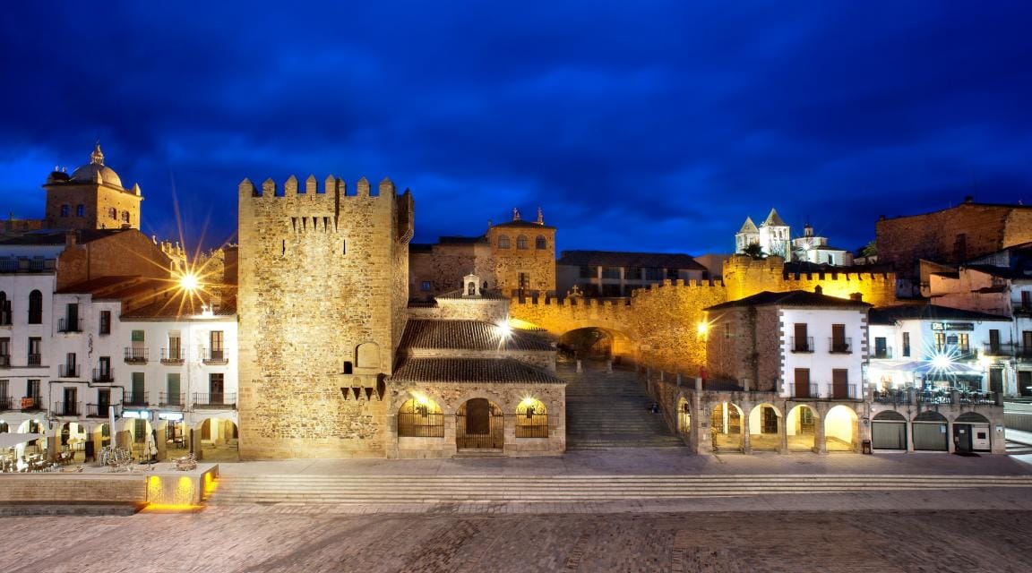 Las Noches del Patrimonio iluminan Cáceres
