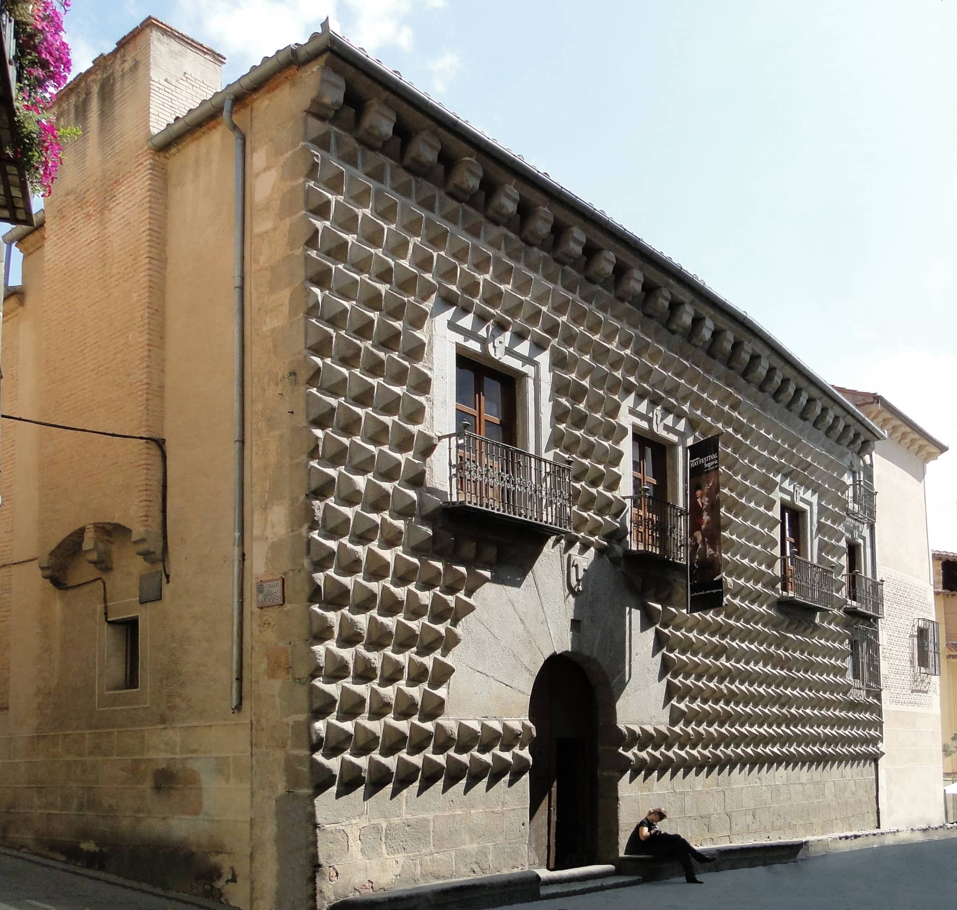 El Acueducto y sus casas empotradas: ruta arquitectónica
