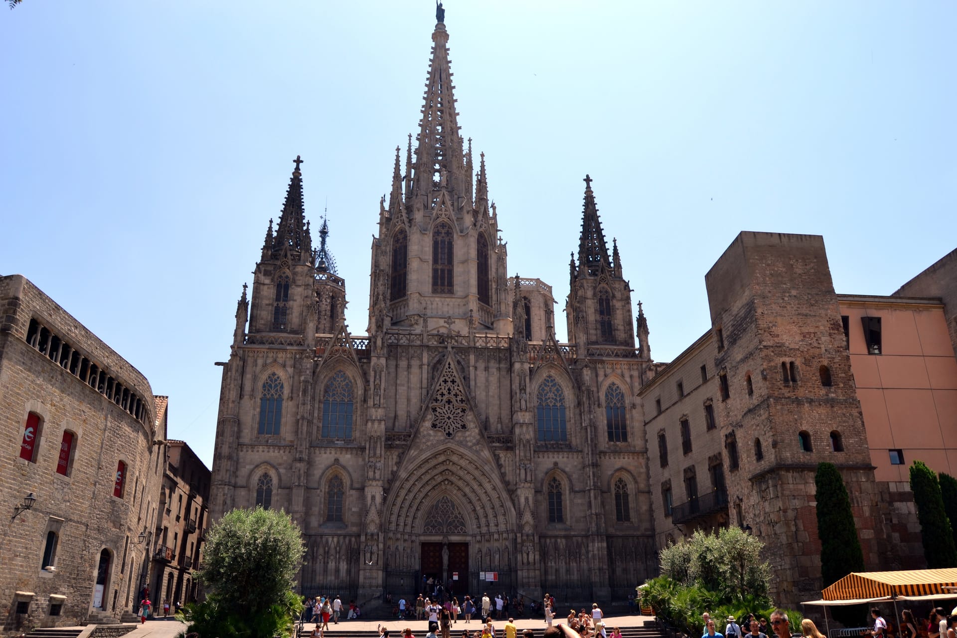 El Gòtic se llena de arte en sus escaparates