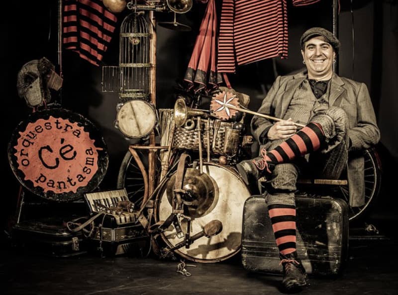 Actuación de Cé Orquestra Pantasma