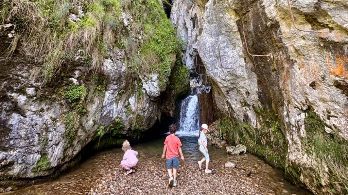 Senderismo hasta la cueva de la Lece