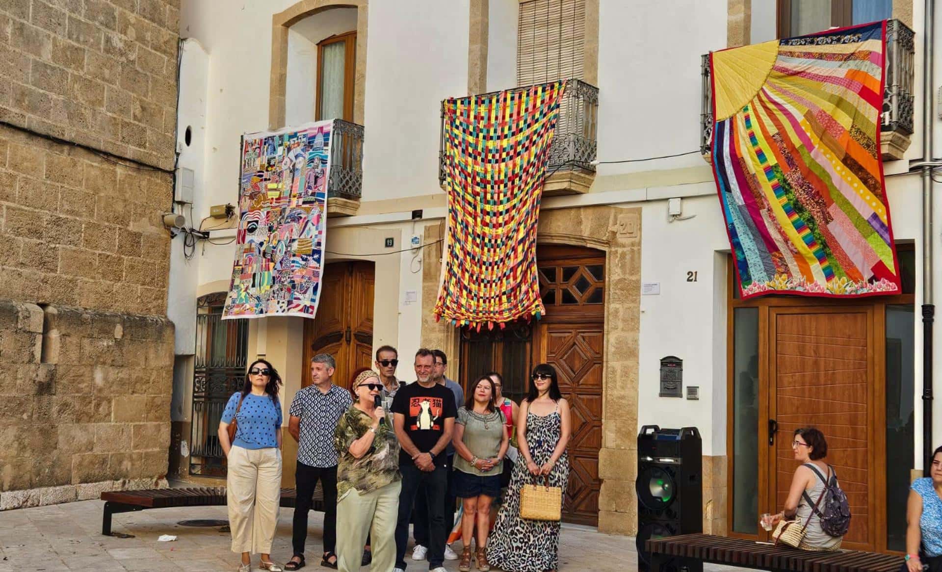 Art al Vent llena de arte textil los balcones de Gata