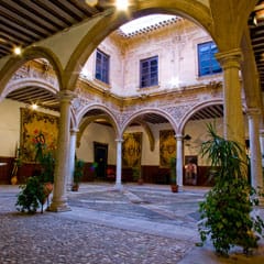 Un siglo de turismo regional en el Palacio de Guevara