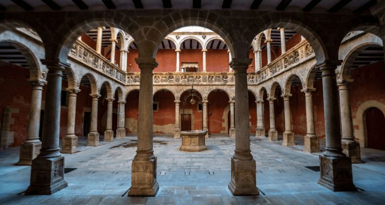 Viatge historicoartístic als Reials Col·legis: vers, pedra i corda