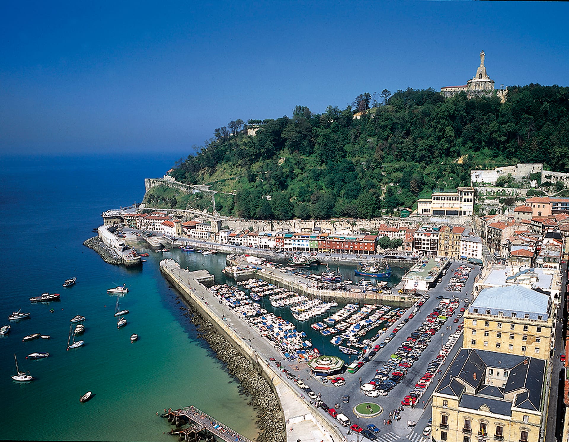 Sardinas y raciones marineras en el puerto donostiarra