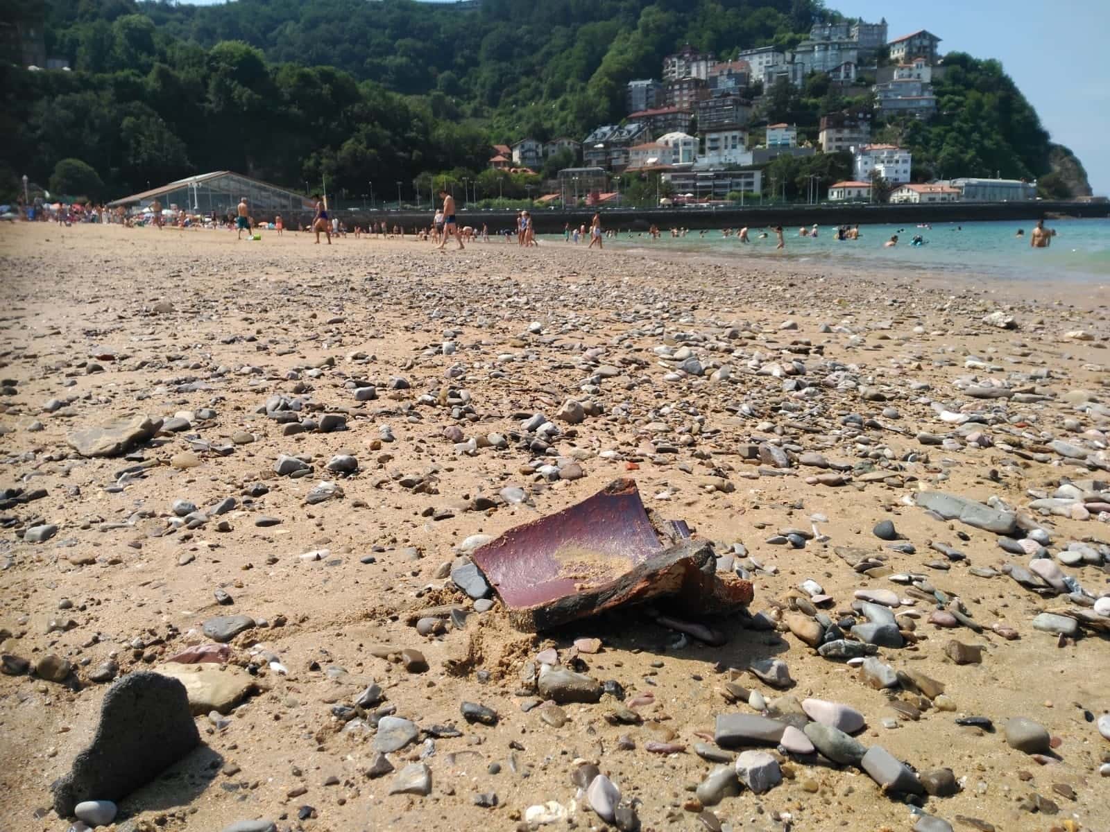 El misterio de los moáis vascos en la playa de Ondarreta