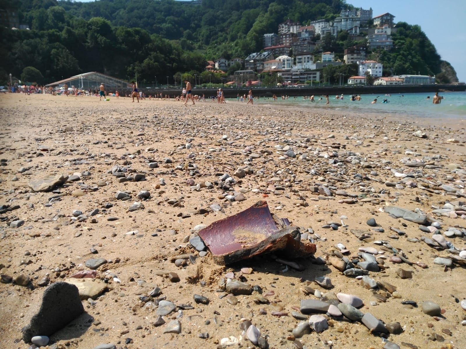 El misterio de los moáis vascos en la playa de Ondarreta