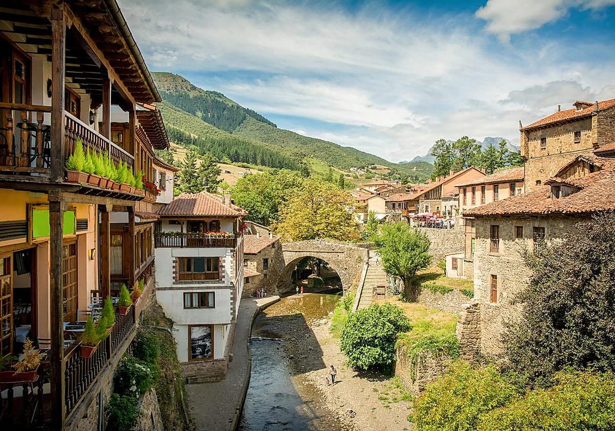 Ruta en bici por la Vía Verde del Pas en Cantabria