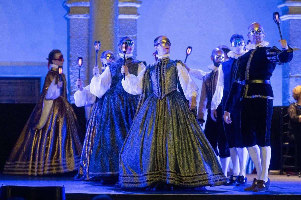 Las noches del patio: Raíces en movimiento