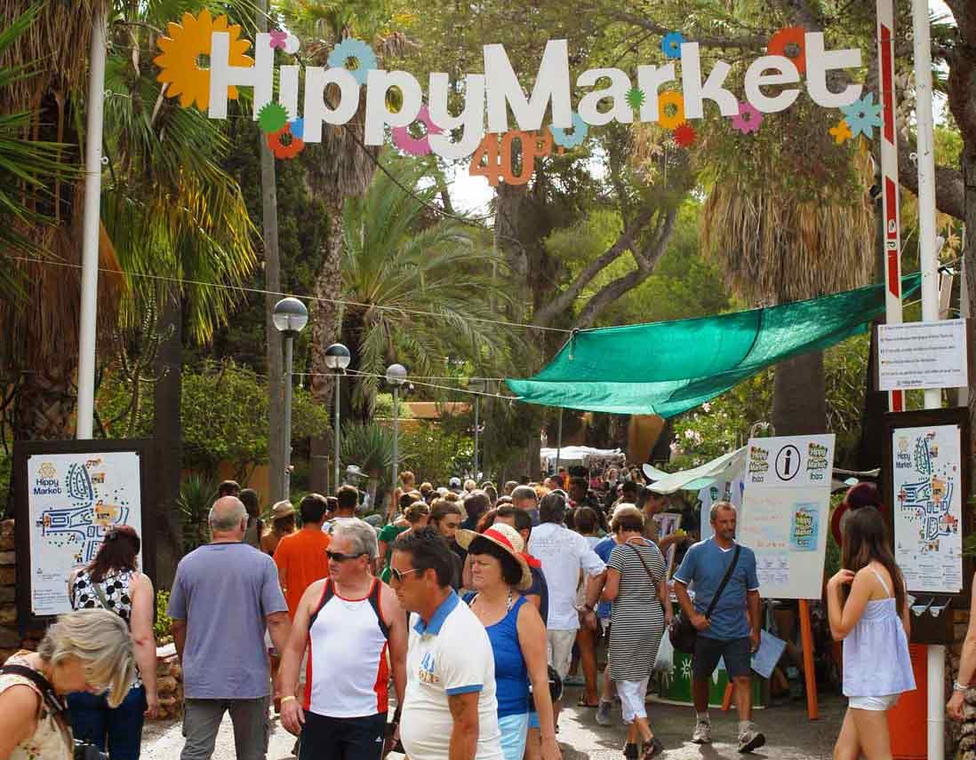 Mercado hippie de Punta Arabí: artesanía y ambiente