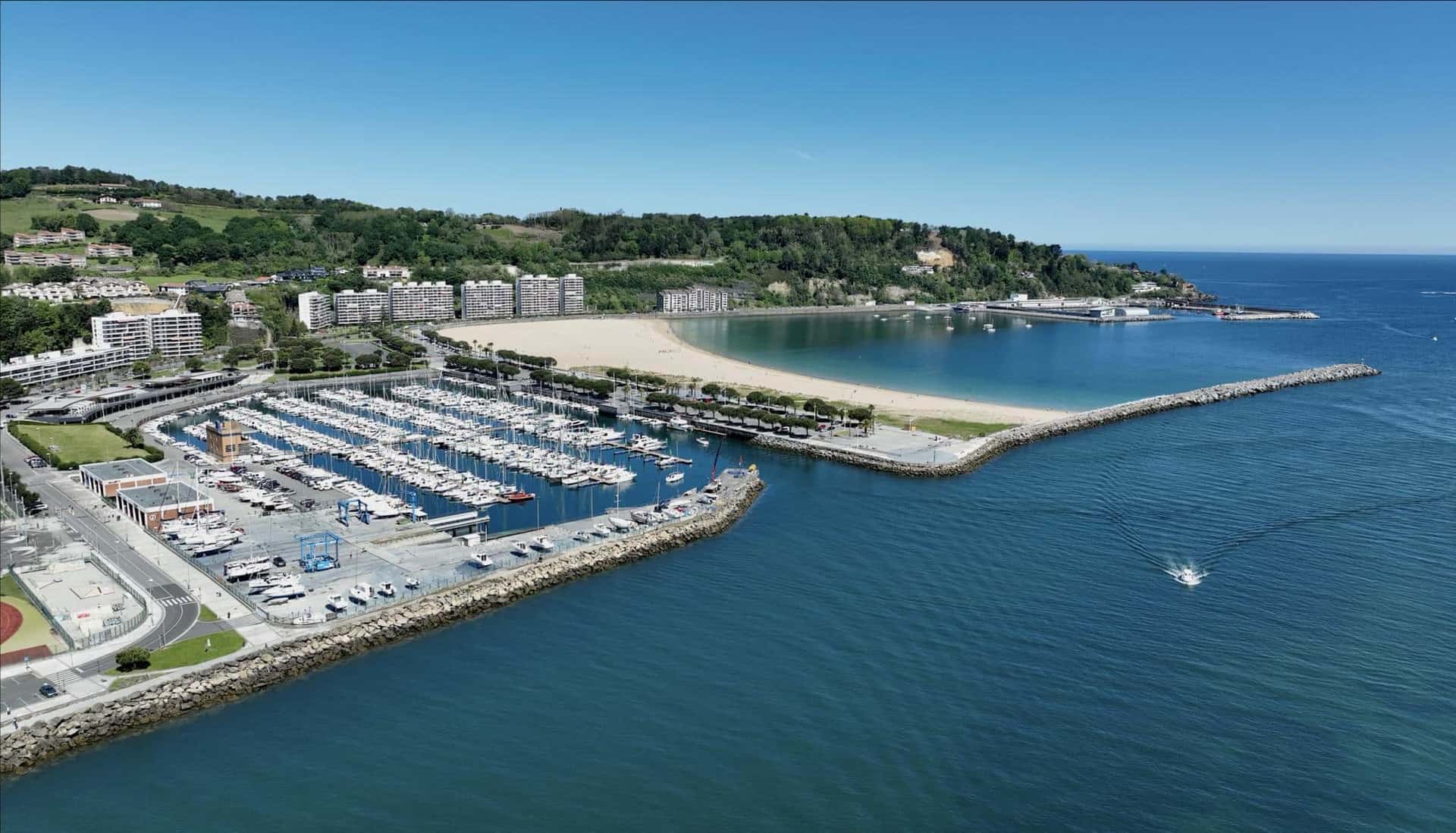 El rugby playa llena de deporte la arena de Hondarribia