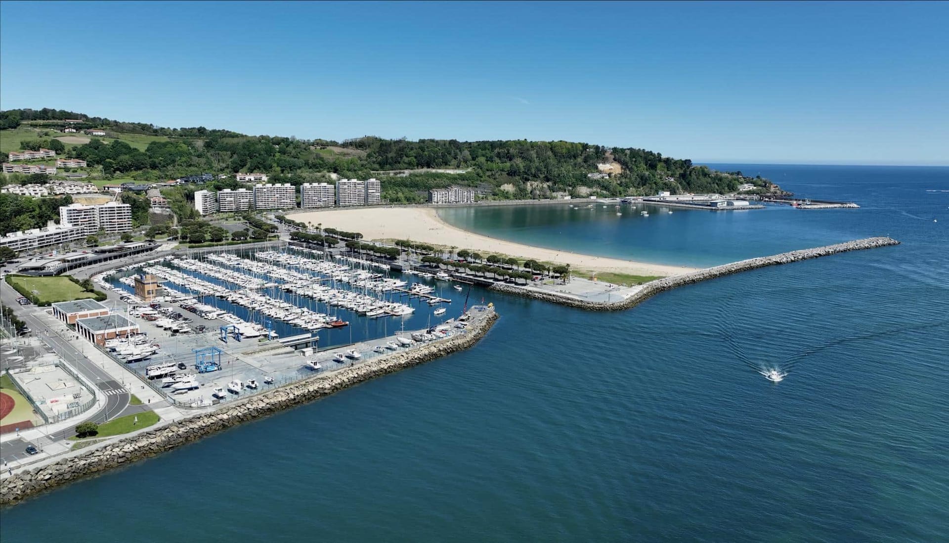 El rugby playa llena de deporte la arena de Hondarribia