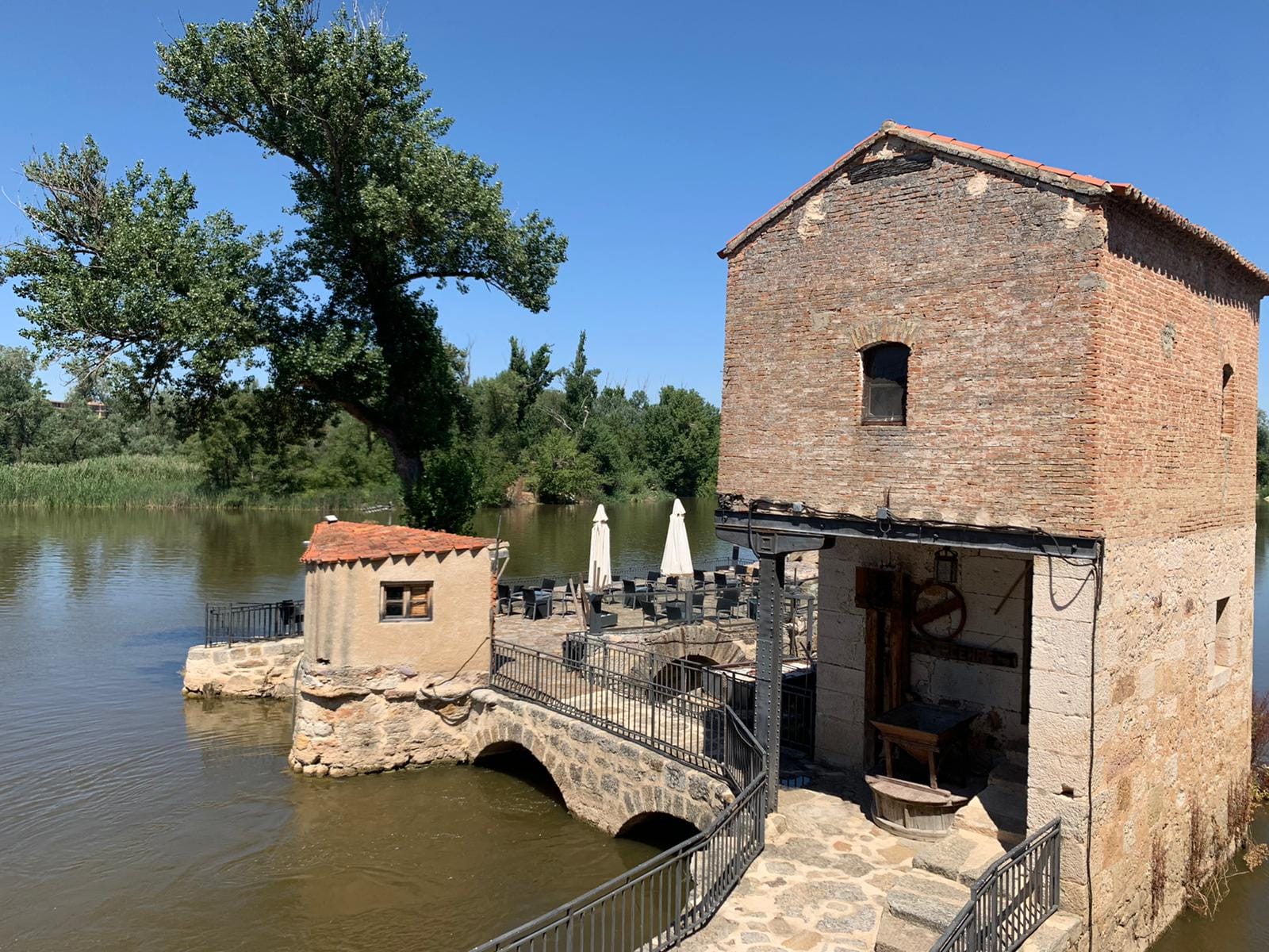 Las Aceñas: comer junto al Duero en un edificio medieval