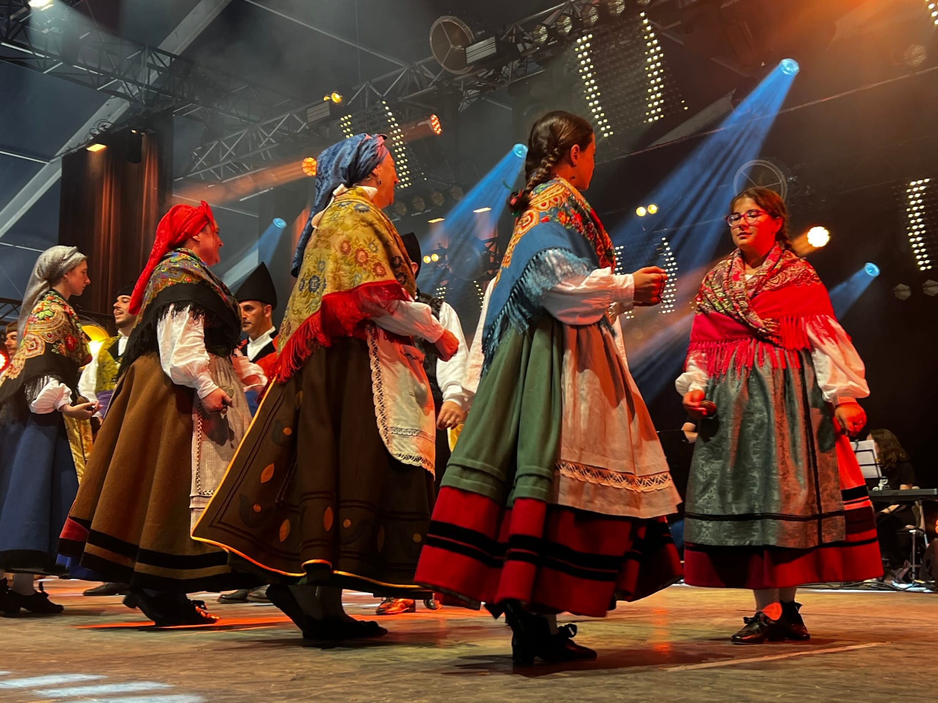 Actuaci贸n de Grupo de baille tradicional de Fitoria