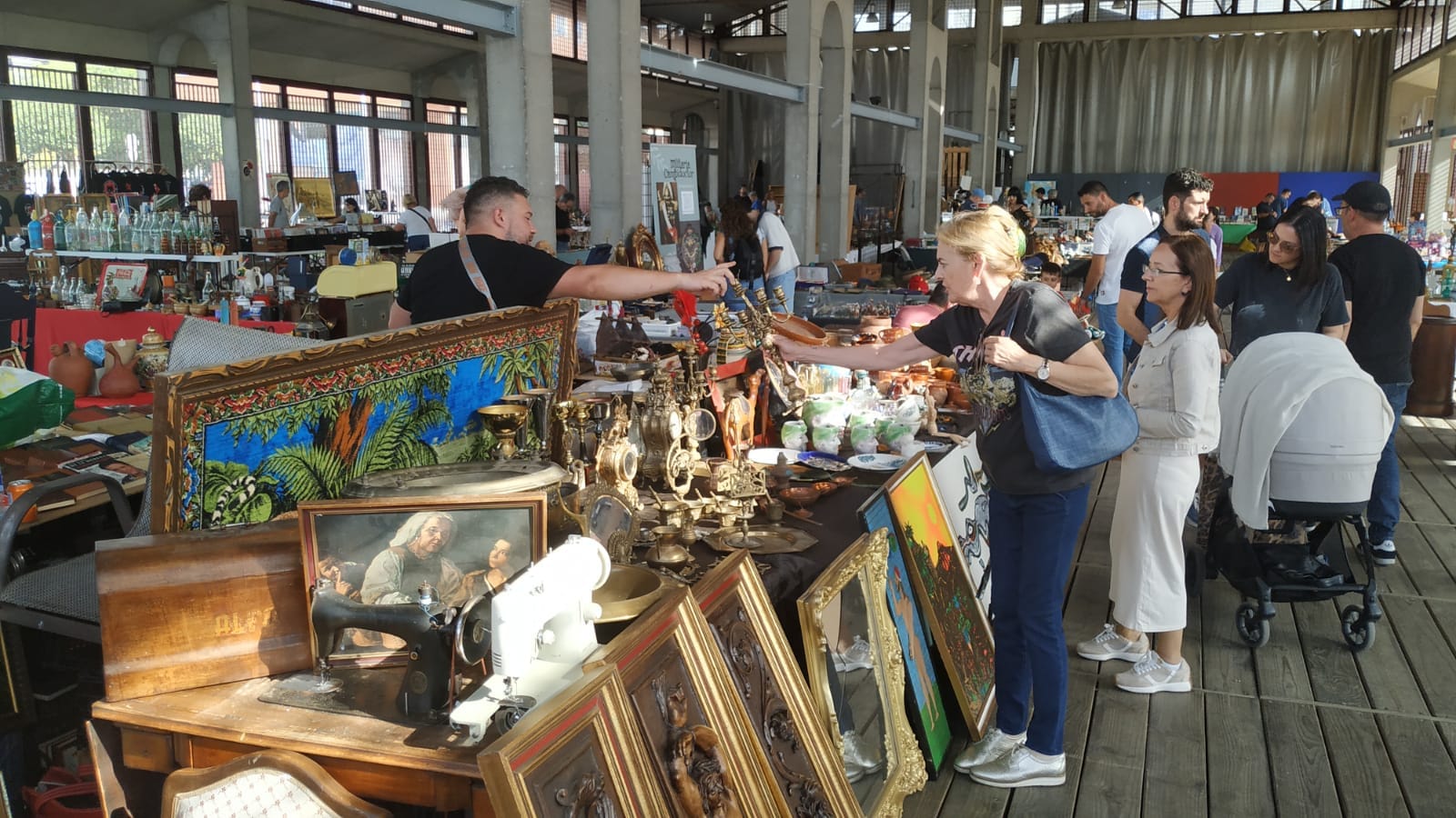 La Feria de Antigüedades volvió al Museo del Ferrocarril