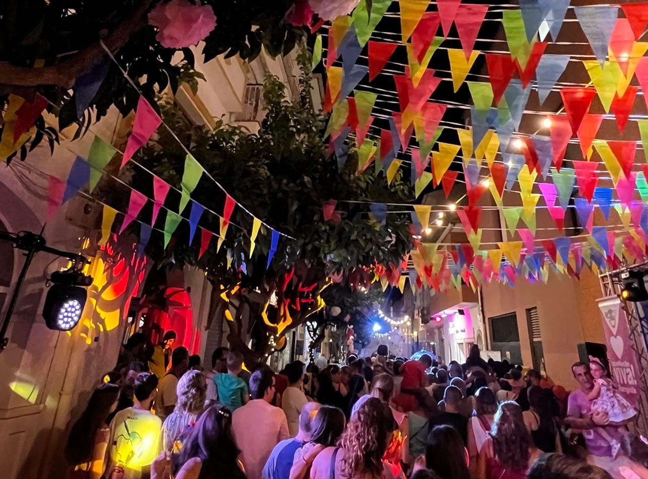 La Noche Viva de Fuengirola se viste de ochentera