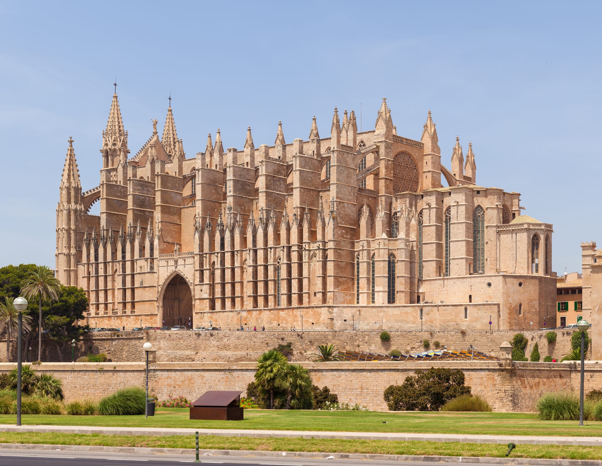 Rutas por Palma: los secretos de Gaudí en La Seu