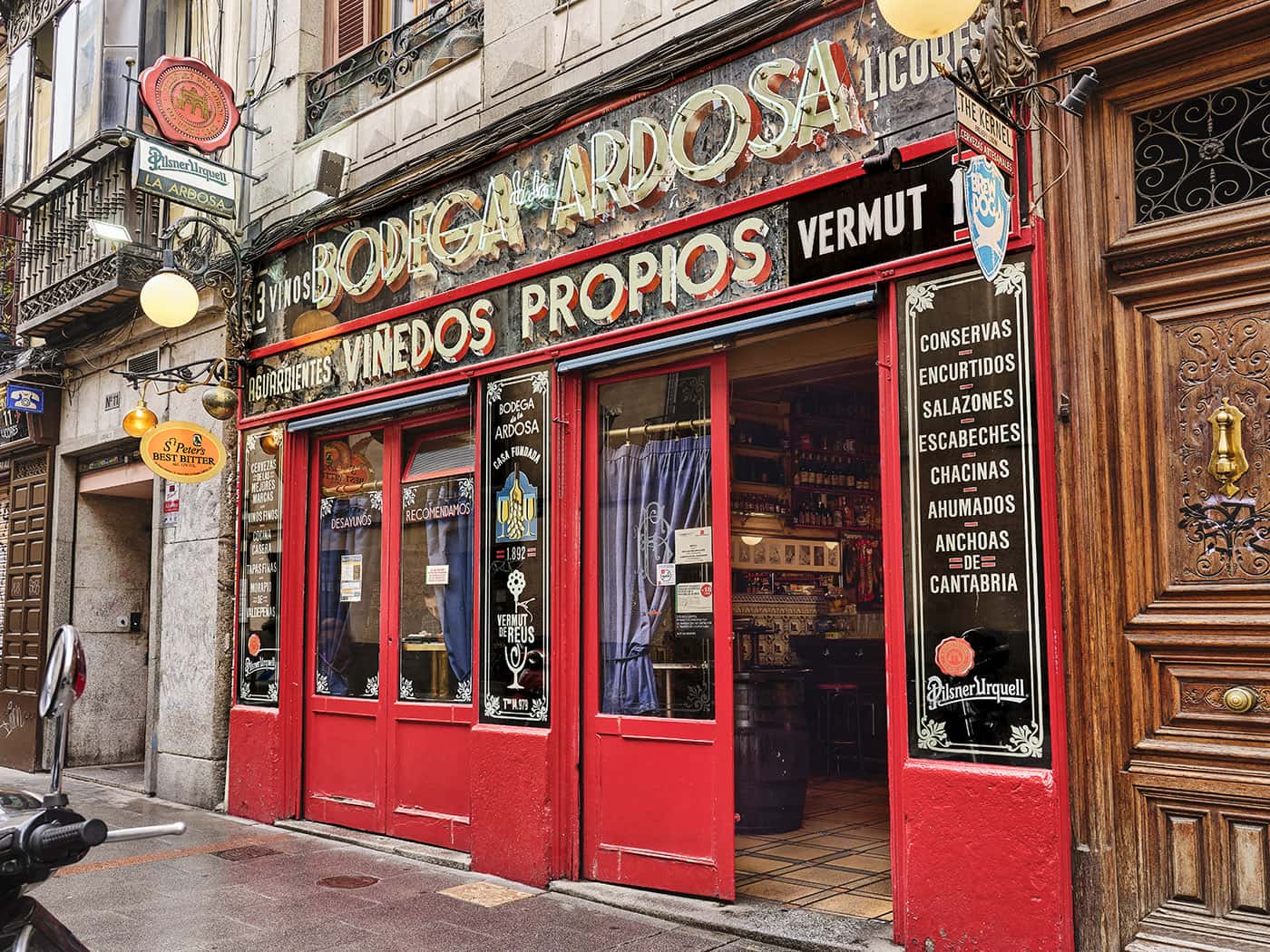 Bodega La Ardosa en Malasaña: cerveza y tortilla en Madrid