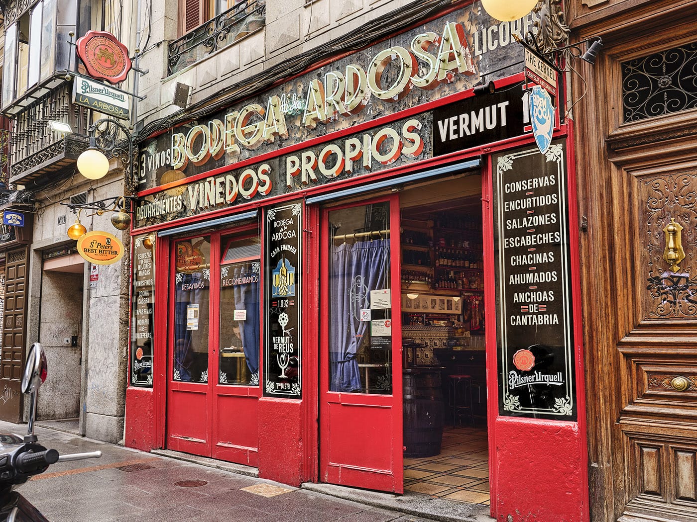 Bodega La Ardosa en Malasaña: cerveza y tortilla en Madrid