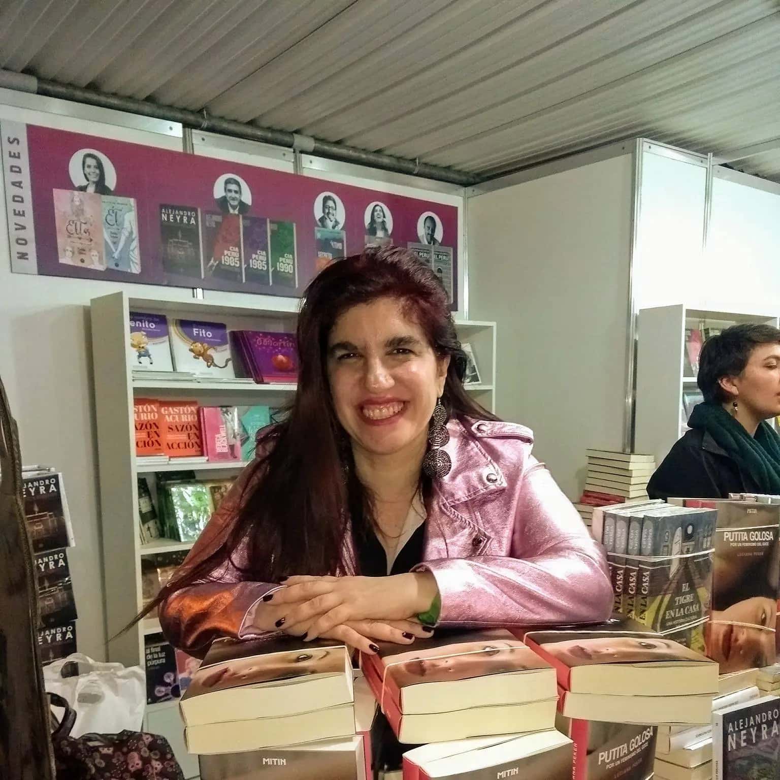 El club de las poetas vivas y presentación del libro La odiocracia. Al fondo a la derecha
