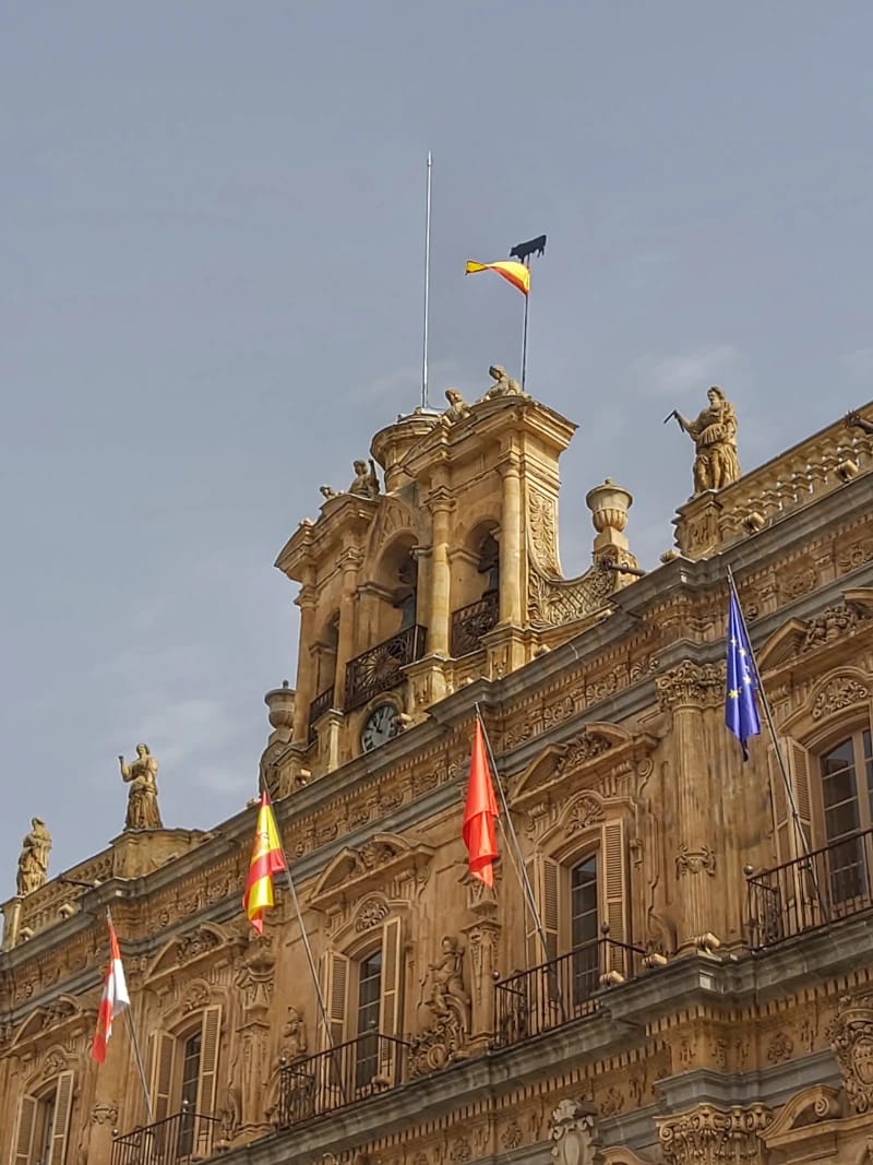 La Mariseca ya preside la Plaza Mayor de Salamanca