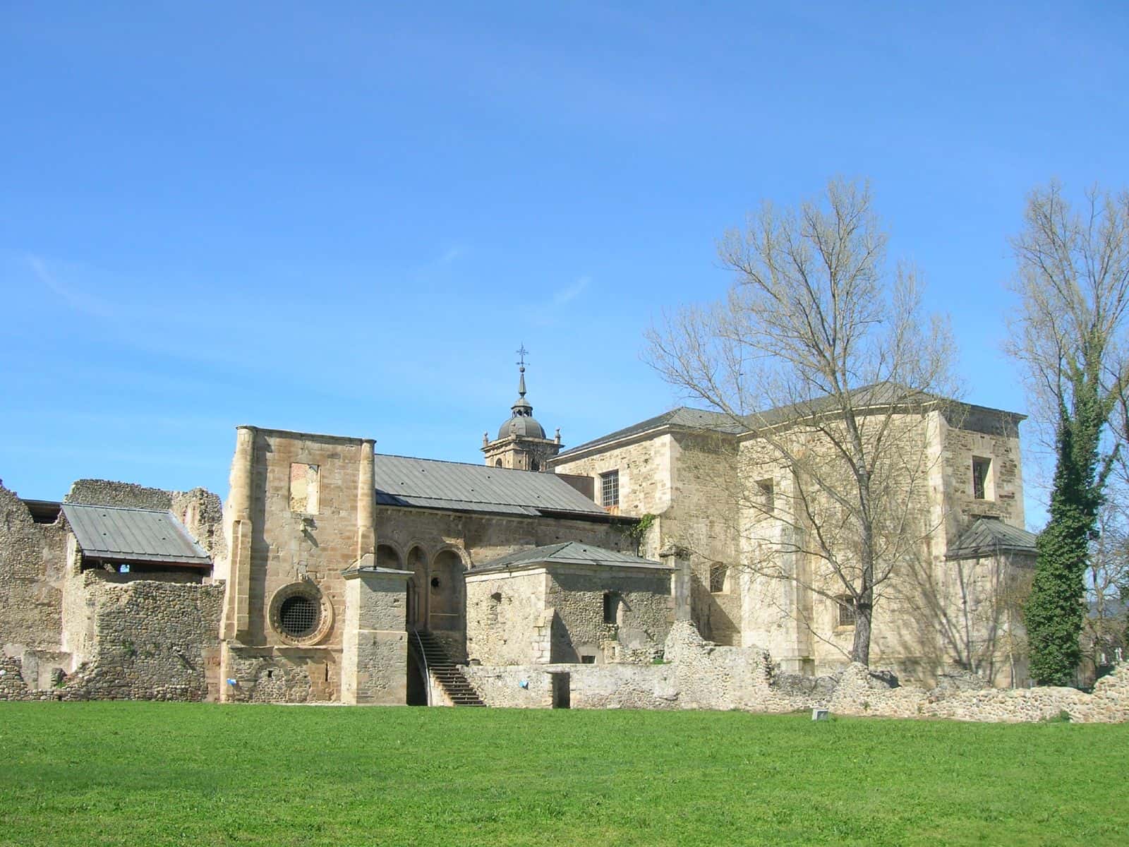 Medieval y títeres en el Monasterio de Carracedo
