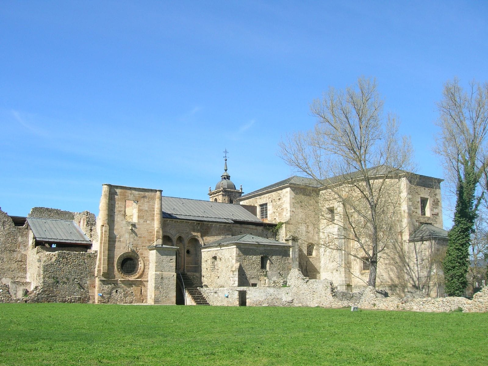Medieval y títeres en el Monasterio de Carracedo
