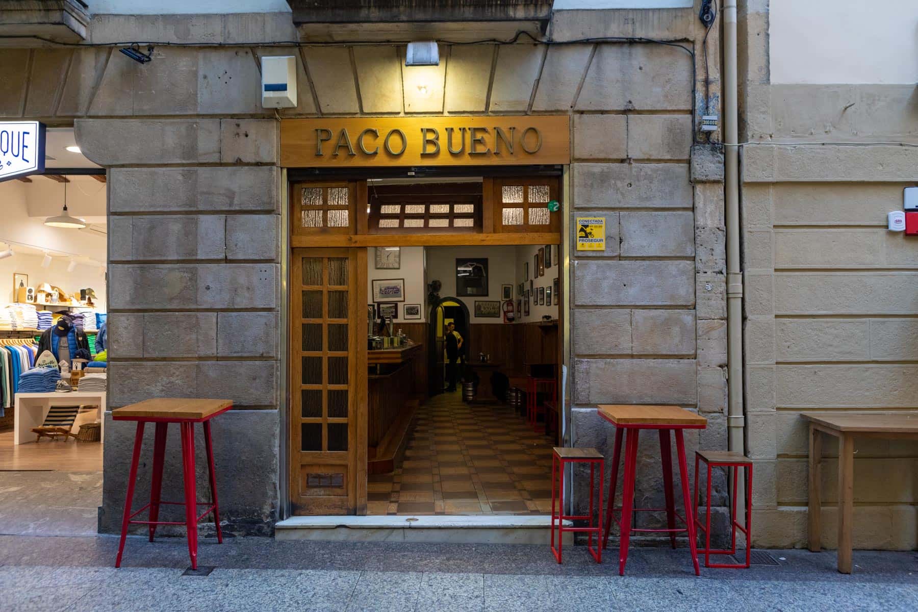 Bar Paco Bueno: pintxos tradicionales en San Sebastián