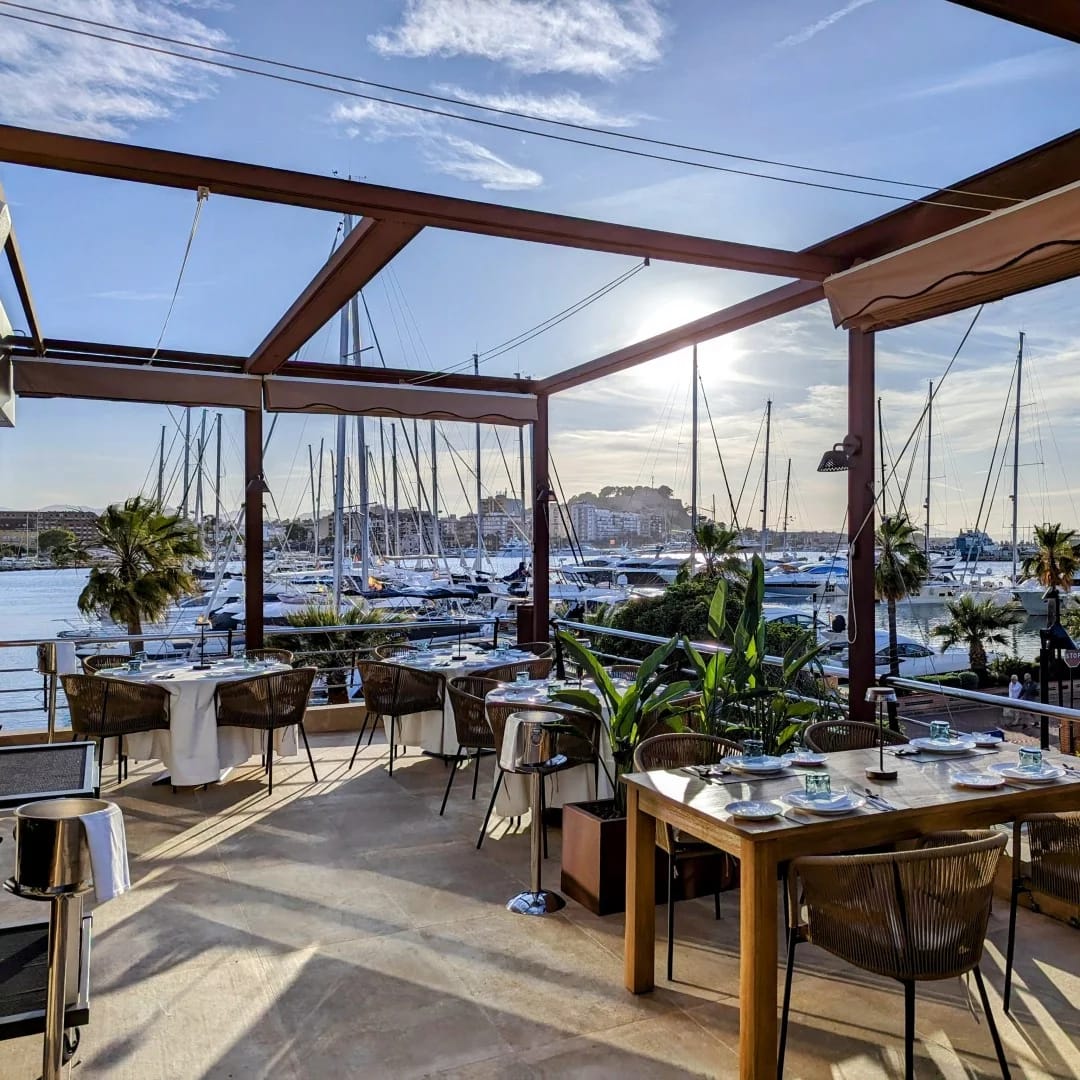 Restaurante Agua de Mar en Dénia: cocina mediterránea y vistas al puerto