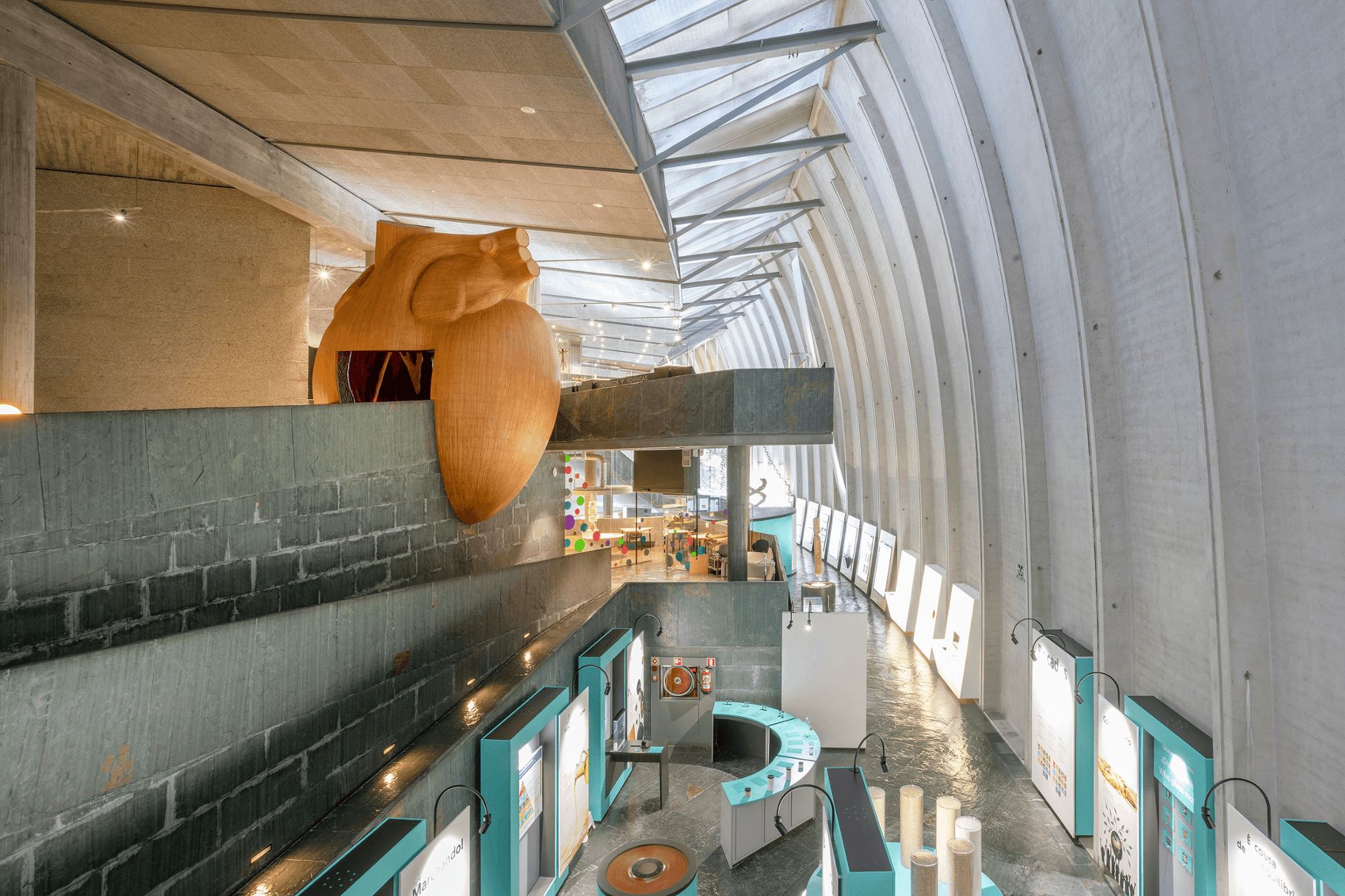 La Domus estrena exposición de IA: plan familiar en A Coruña