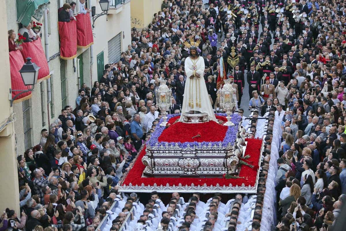 Misa de estatutos y besapiés a Jesús Cautivo