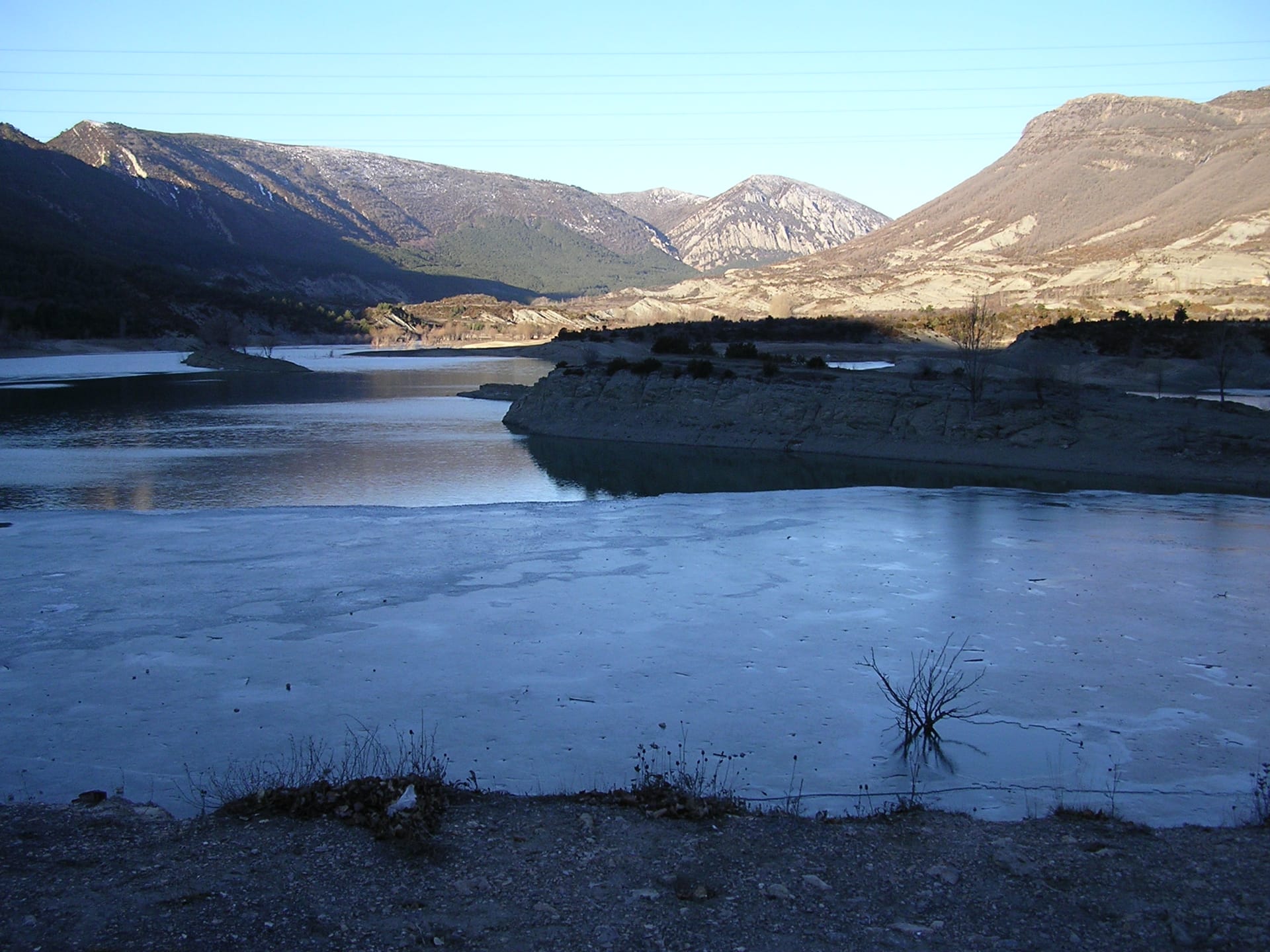 Caminar por el lecho del Embalse de Arguis