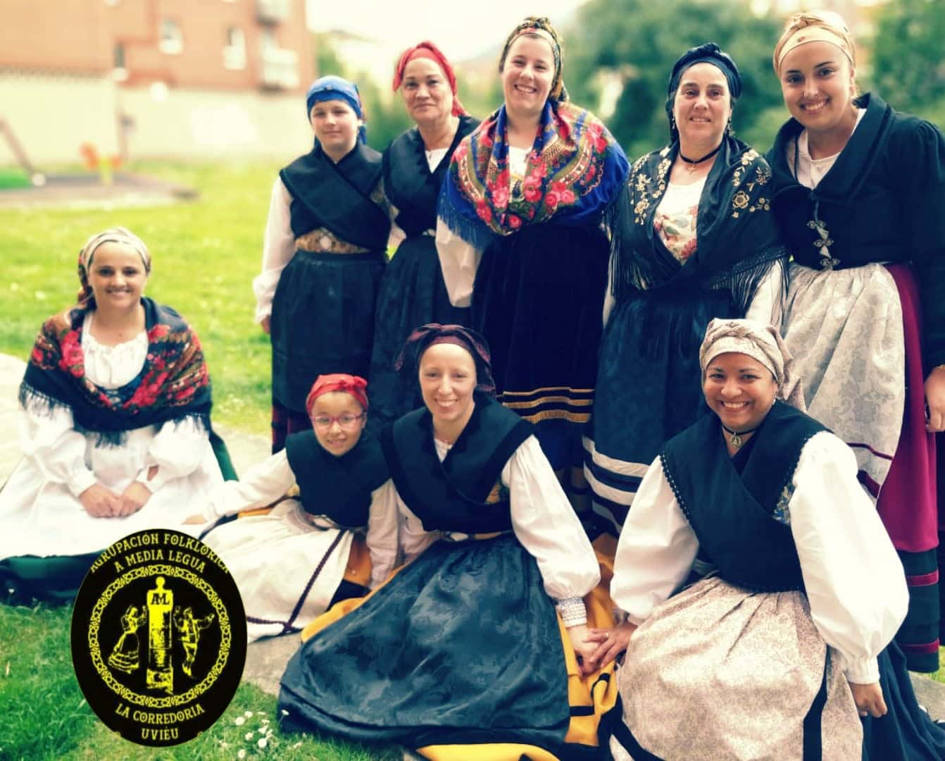 Actuaci贸n de la Agrupaci贸n folkl贸rica a Media Legua