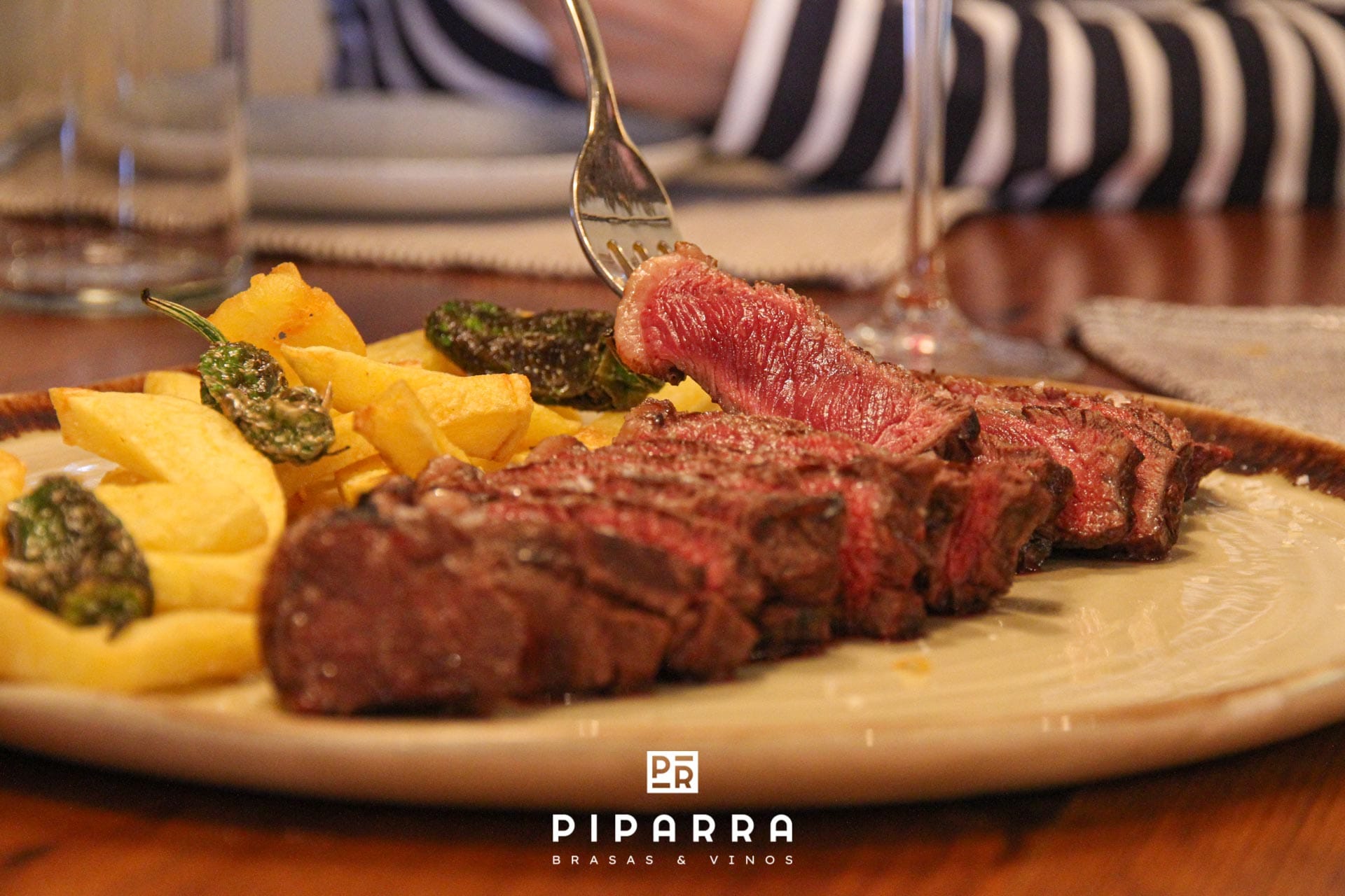Piparra Brasas & Vinos: carnes y arroces en Vistahermosa