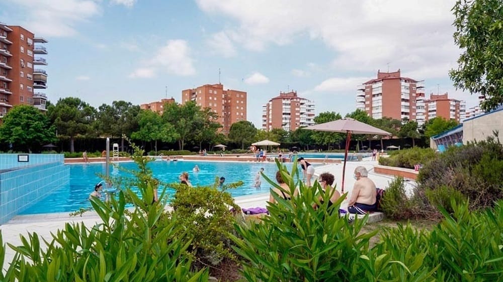 Guía de piscinas en Móstoles y Madrid 2026