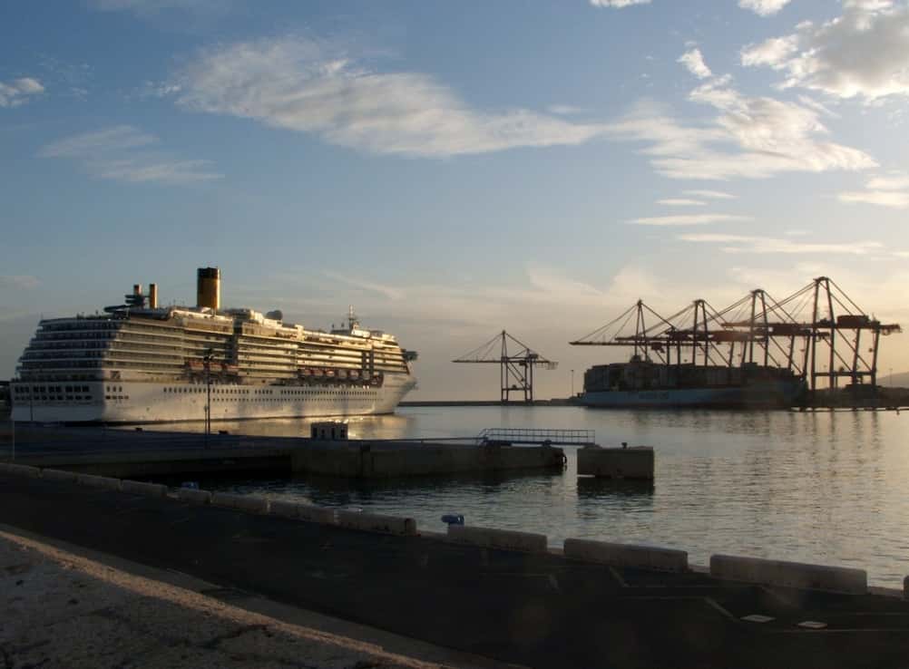 El Legend of the Seas atraca en el Puerto de Málaga