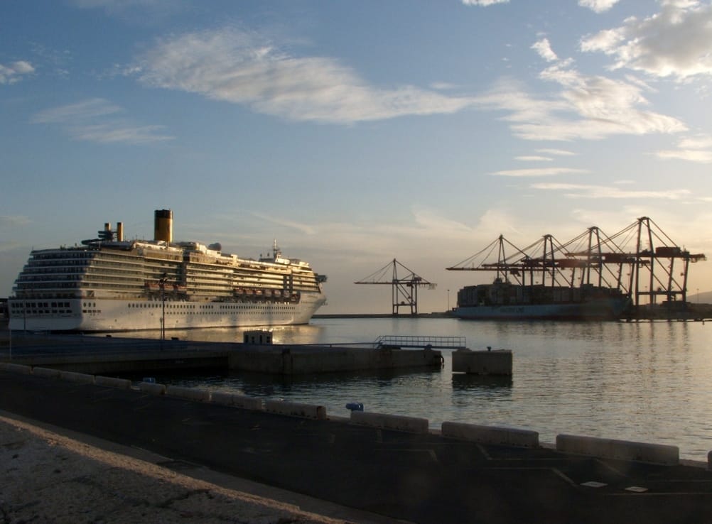 El Legend of the Seas atraca en el Puerto de Málaga