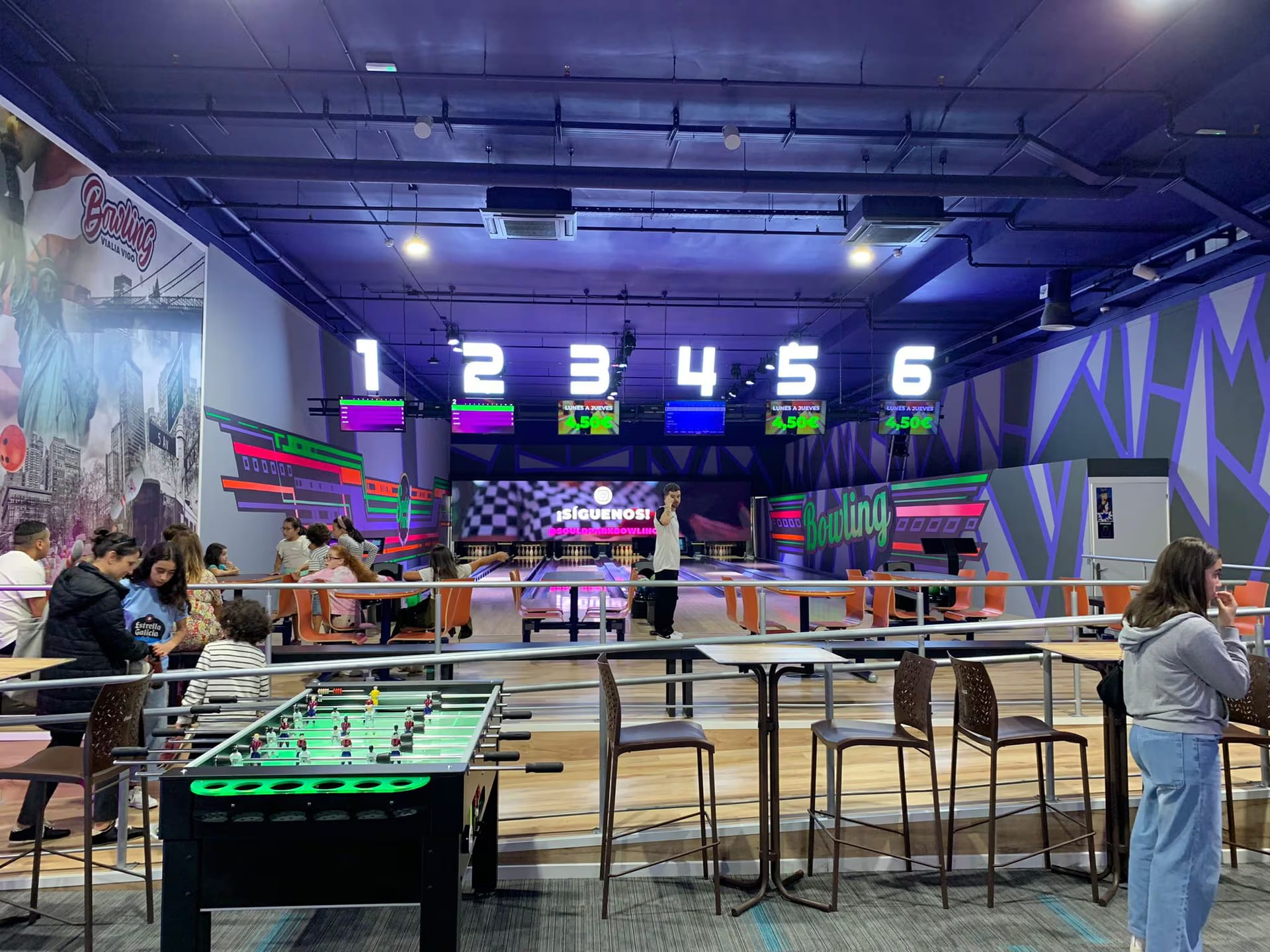 Bolos y realidad virtual en el Vialia de Vigo