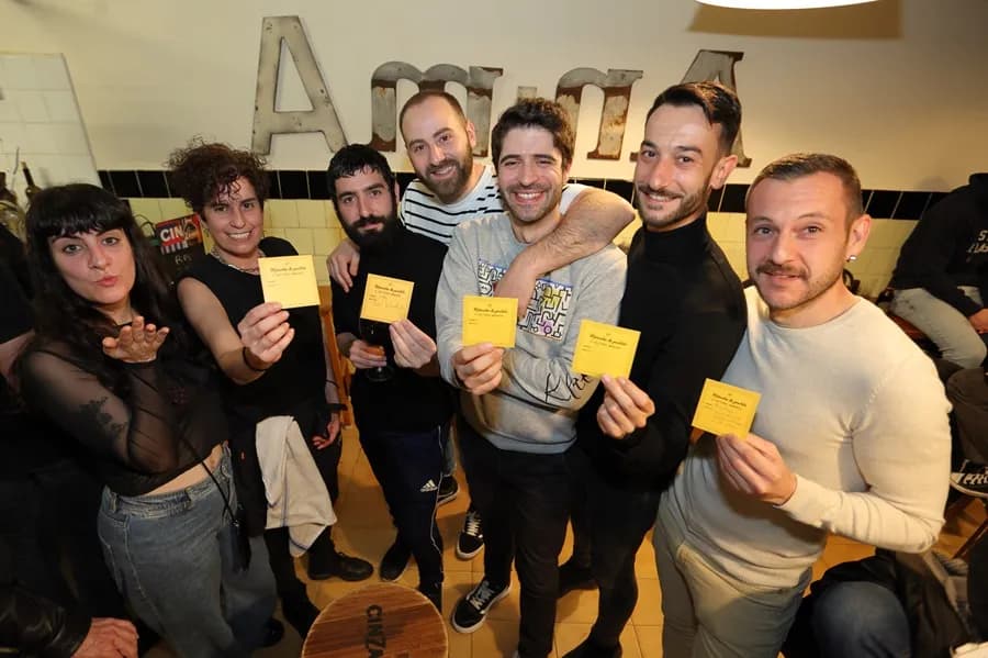 El 'Tinder analógico' que quiere revivir las citas en Santiago