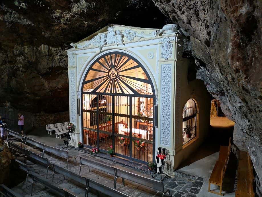 Cueva Santa de Altura: agua curativa y tradición