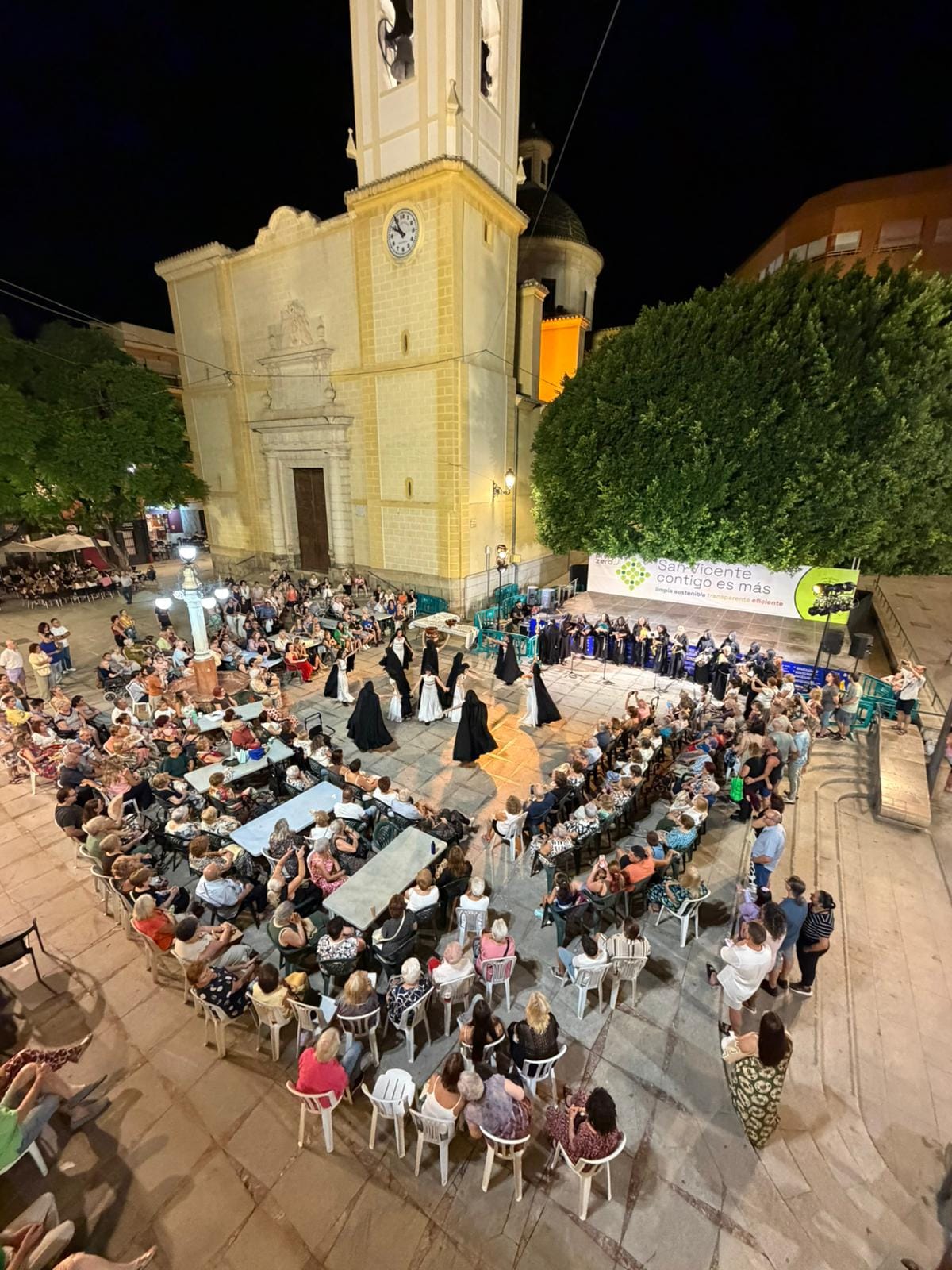 La Noche de Brujas volvió a llenar la Plaza de España