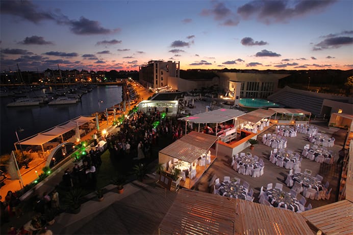 La Terraza de Puerto Sherry: cocina frente a la bahía