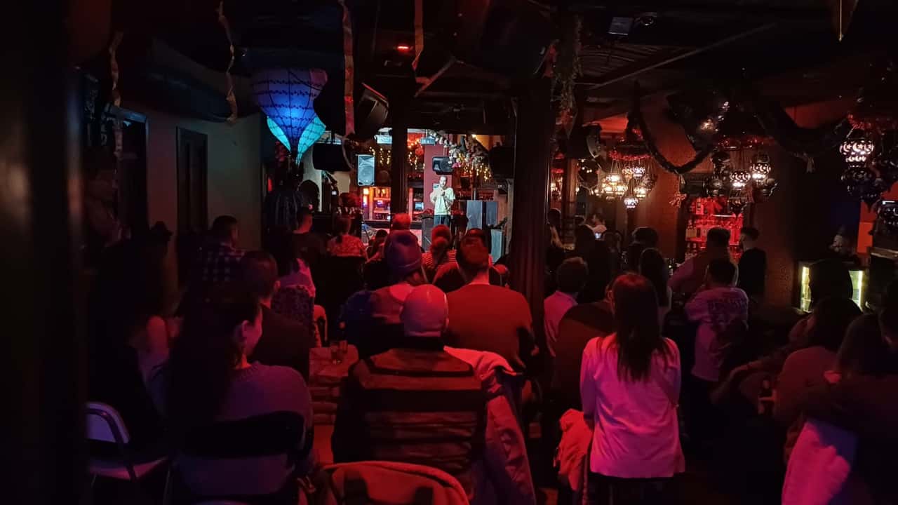 Guía de micros abiertos y comedia en directo en Gijón