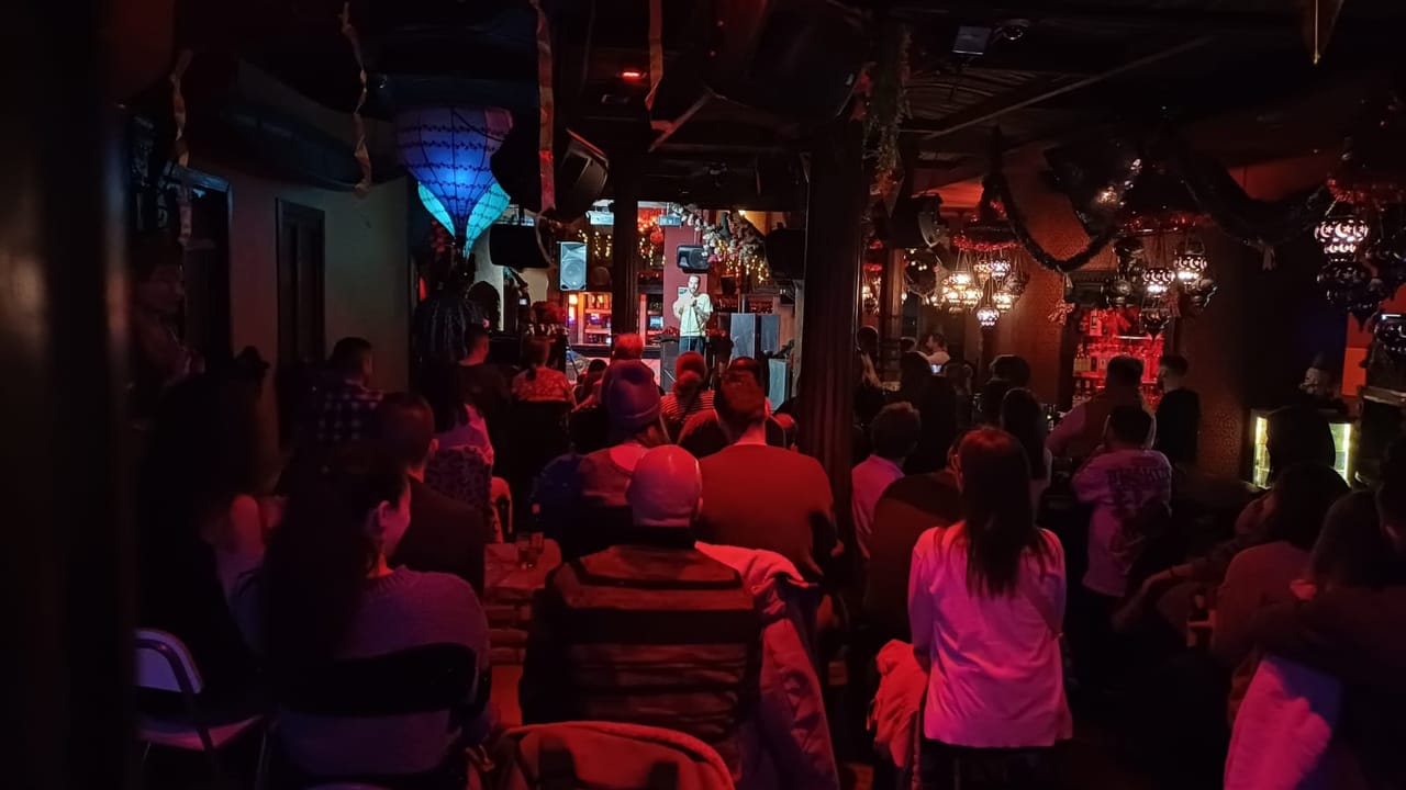 Guía de micros abiertos y comedia en directo en Gijón