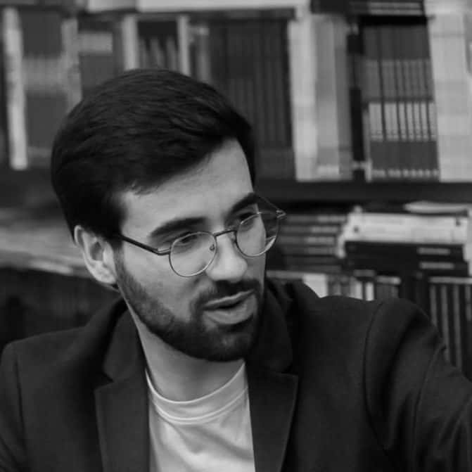 Mesa redonda con persoas das xeraci贸ns posteriores 谩 transici贸n