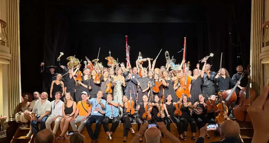 La Orquesta Mundial llenó el Calderón con el Neorama